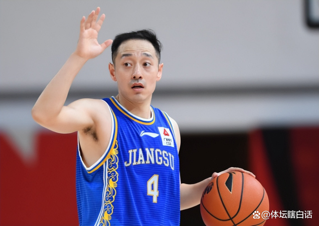 开云棋牌下载关于江苏男篮训练开放日；官宣日火线驰援引观众欢呼；欧超杯在即；阵容厚度经受考验的信息